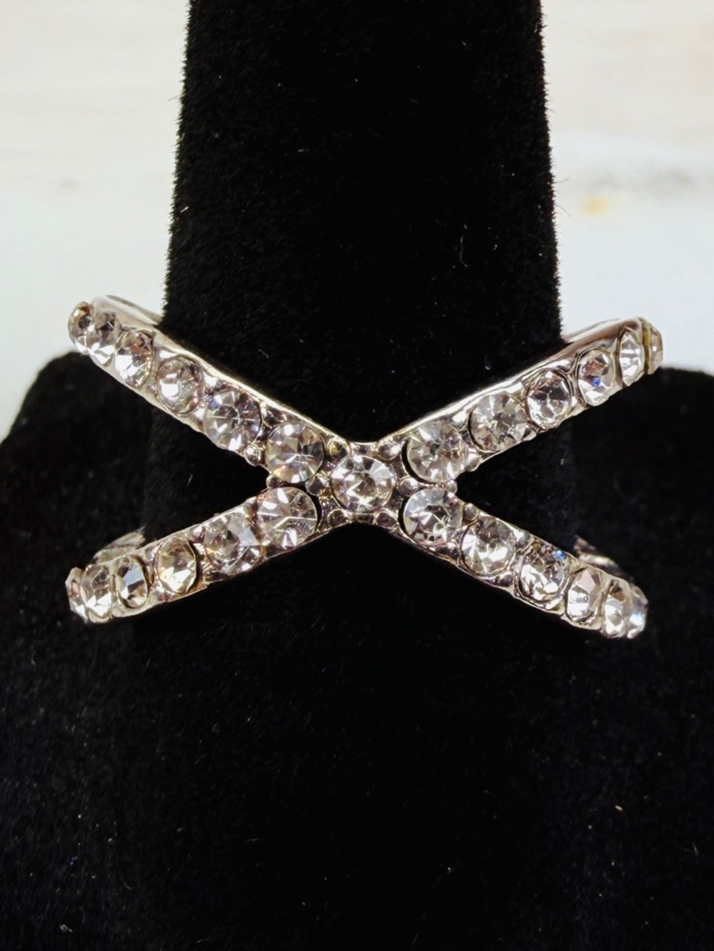 Pretty bling Silvertone bling size 8 crisscross costume ring
